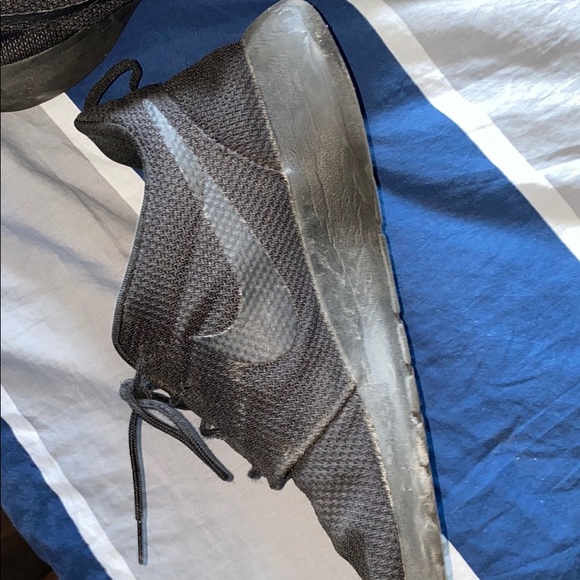 Nike Rosche Shoes - Picture 3 of 7